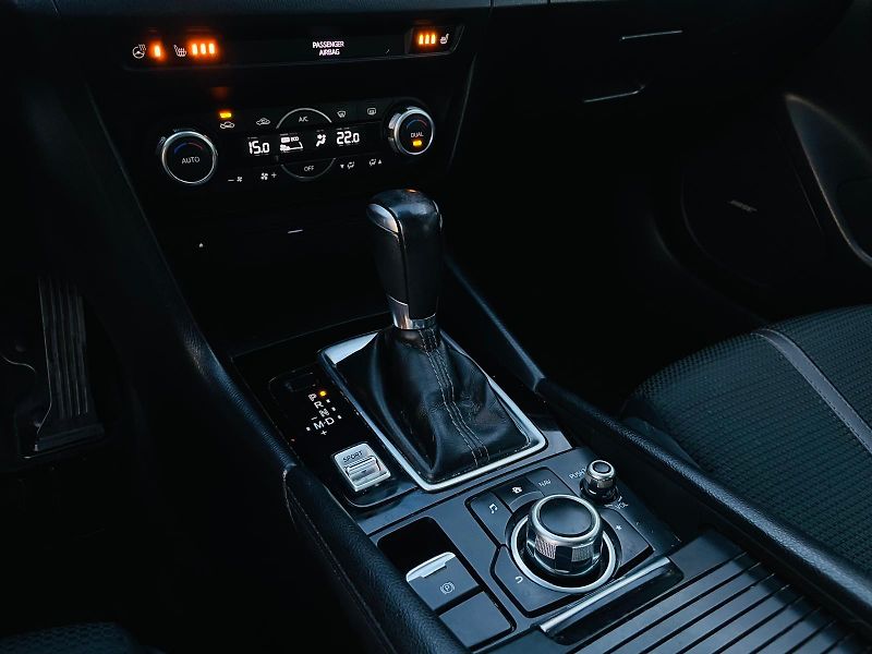 Mazda 3 2.0i AUTOMAT LED KAMERA VÝHŘEV - fotka 40 z 48
