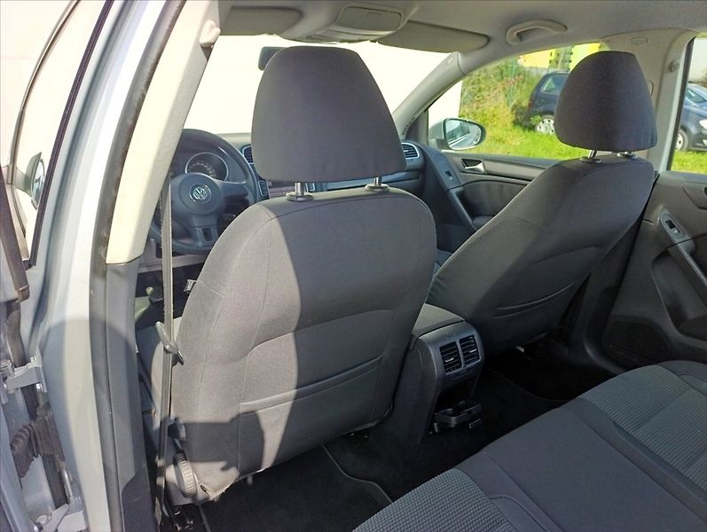 Volkswagen Golf 1,6 TDi Klimatizace Tempomat - fotka 18 z 27
