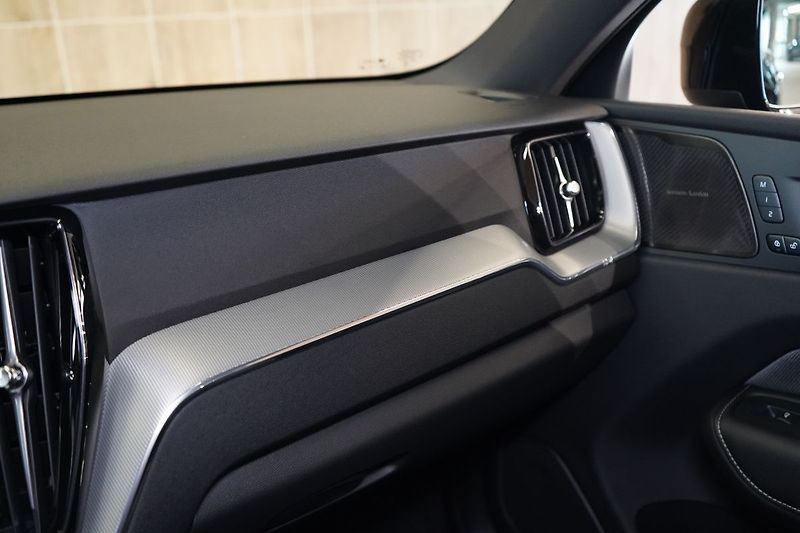 Volvo XC60 B5 Plus Black Edition, 360° - fotka 37 z 44