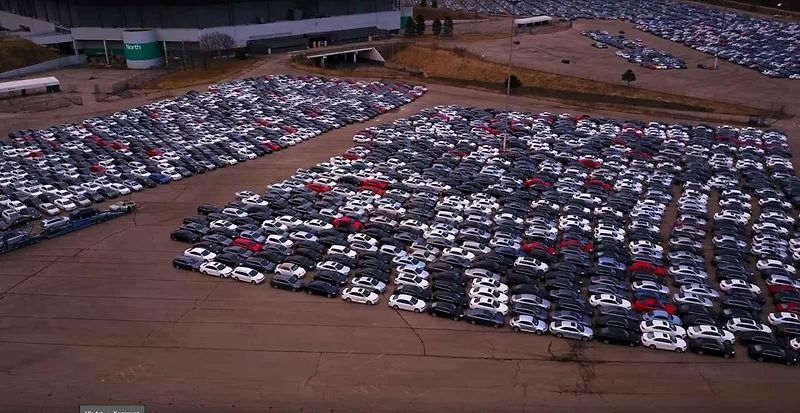 Vykoupené Volkswageny stojící na zavřeném stadionu Pontiac Silverdome.