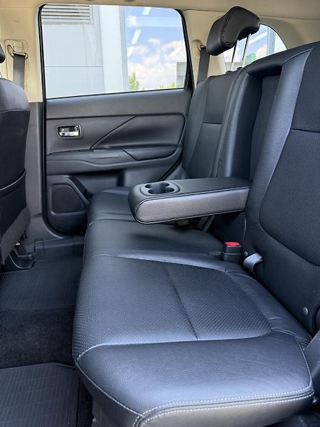 Mitsubishi Outlander (2015) 2.2D 4x4, AUTOMAT, serviska - fotka 6 z 13
