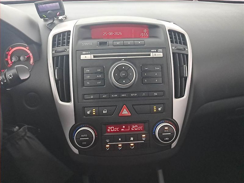Kia Ceed (2010) 1.6 CRDi, po STK, Tažné - fotka 12 z 19