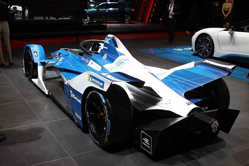 Jedno z nejočekávanějších aut Ženevy - Aston Martin Valkyrie