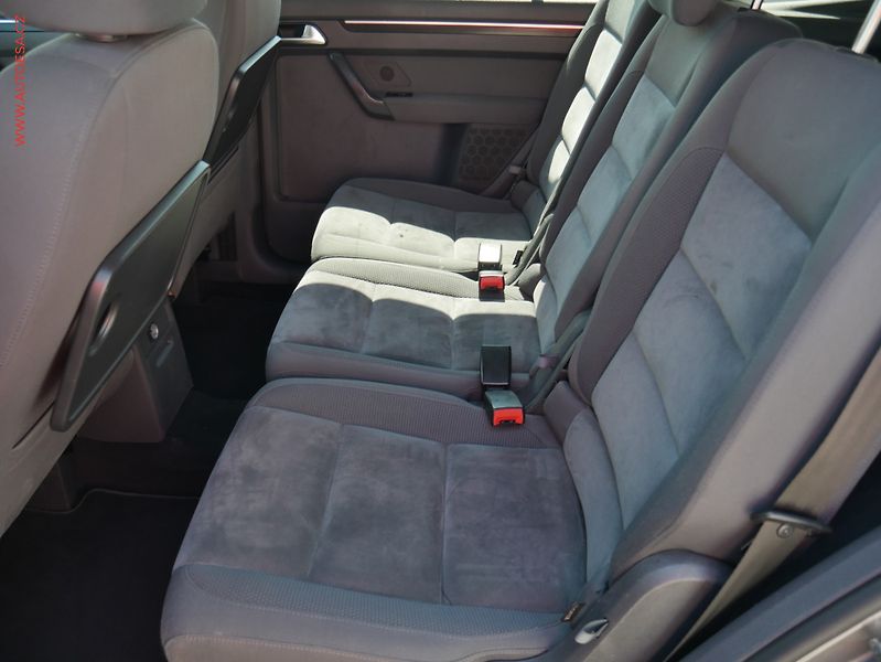 Volkswagen Touran (2010) 1.6 TDi, Comfortline, DSG - fotka 10 z 20