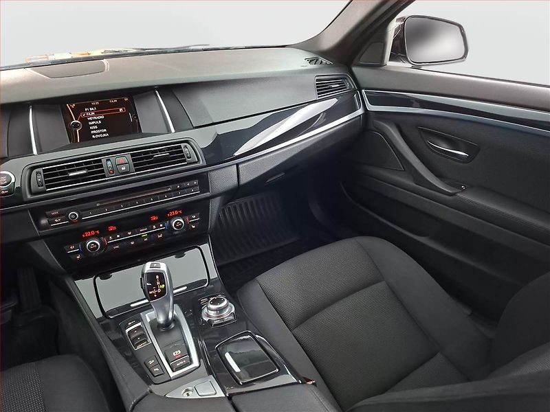 BMW Řada 5 (2014) 520d xDrive, 4X4, Automat - fotka 8 z 21