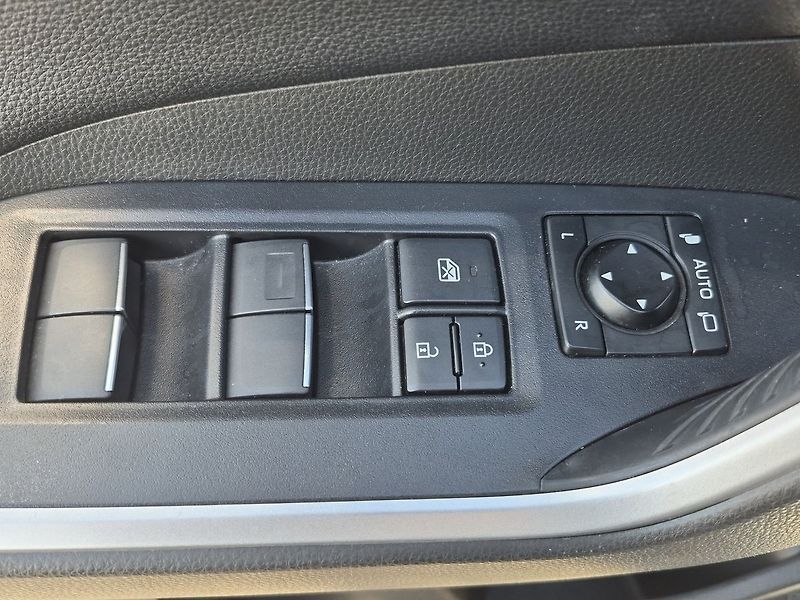 Toyota RAV4 Selection 2,5 HEV 4x2 - fotka 18 z 24