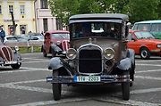 Veteránský závod odstartoval ve Velvarech na náměstí. Cíl byl na náměstí ve Slaném.