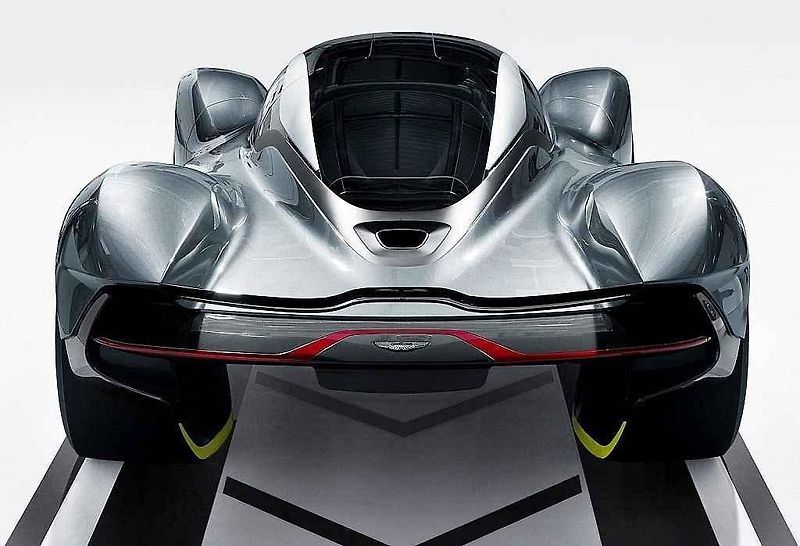 Aston Martin Valkyrie se Serenou Williams.