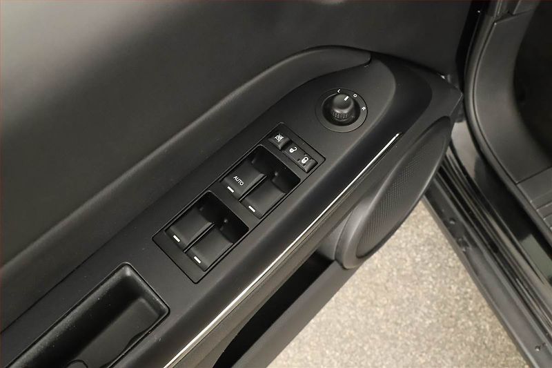 Jeep Compass (2012) 2.0, Tempomat, Vyhř. sedaček - fotka 11 z 14