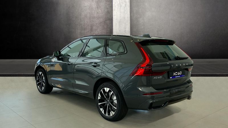 Volvo XC60 (2026) ULTRA DARK, B5 AWD, 184+10 kW - fotka 5 z 15
