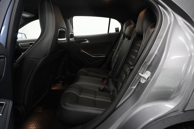 Mercedes-Benz GLA GLA220D 4MATIC AMG-LINE AUT. - fotka 23 z 28