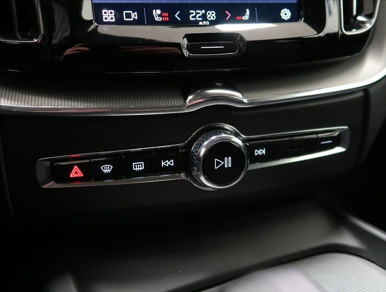 Volvo XC60 2,0 B4 AWD PLUS DARK 1. MAJ ČR - fotka 33 z 55