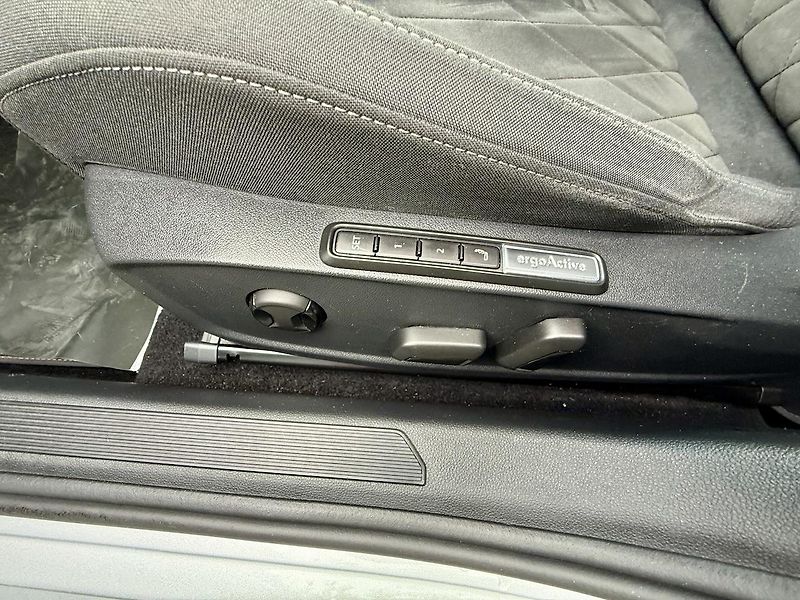 Volkswagen Golf (2022) 2,0TDi 110kW STYLE Masáž,ACC - fotka 9 z 18