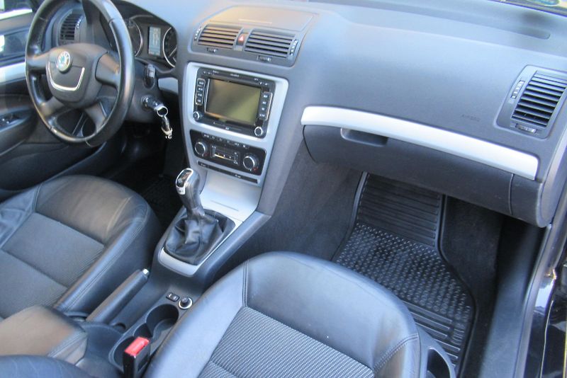 Škoda Octavia 1.6 TDI AUT. KLIMA NAVI TAŽNÉ - fotka 17 z 30