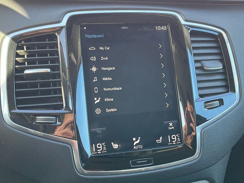 Volvo XC90 Momentum D5 AWD 173kW - fotka 19 z 32