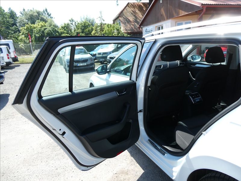 Škoda Superb 2,0 TDi 140kW DSG 4x4,STYLE,ČR - fotka 23 z 49