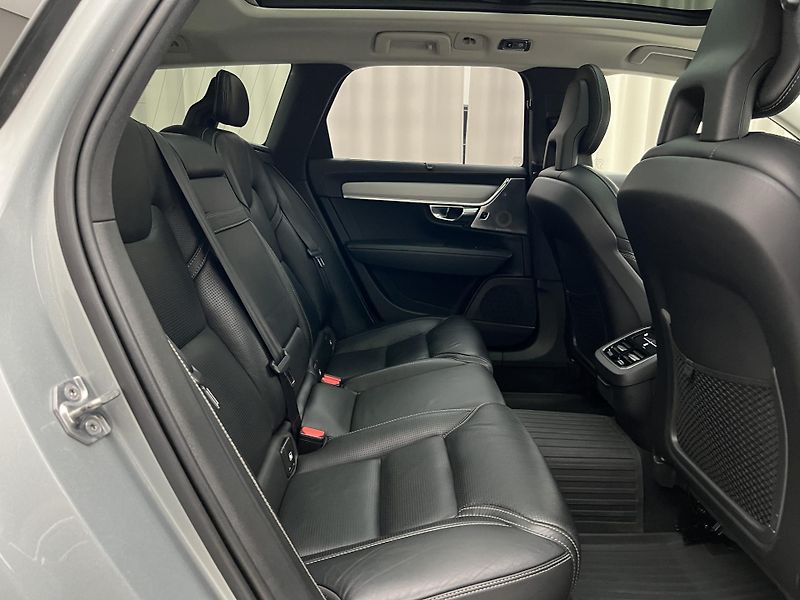 Volvo V90 CC D5 AWD PRO AUT - fotka 22 z 41