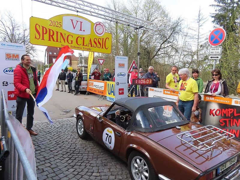Michal a Jonáš Pavlíčkovi na startu. Rallye Spring Classic startovalo v sobotu 12. dubna dopoledne z jihočeského Tábora. Na trasu 231 kilometrů vyrazilo 100 posádek.