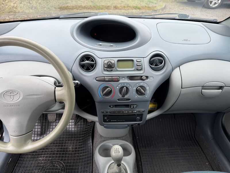 Toyota Yaris 1.0i - fotka 15 z 19