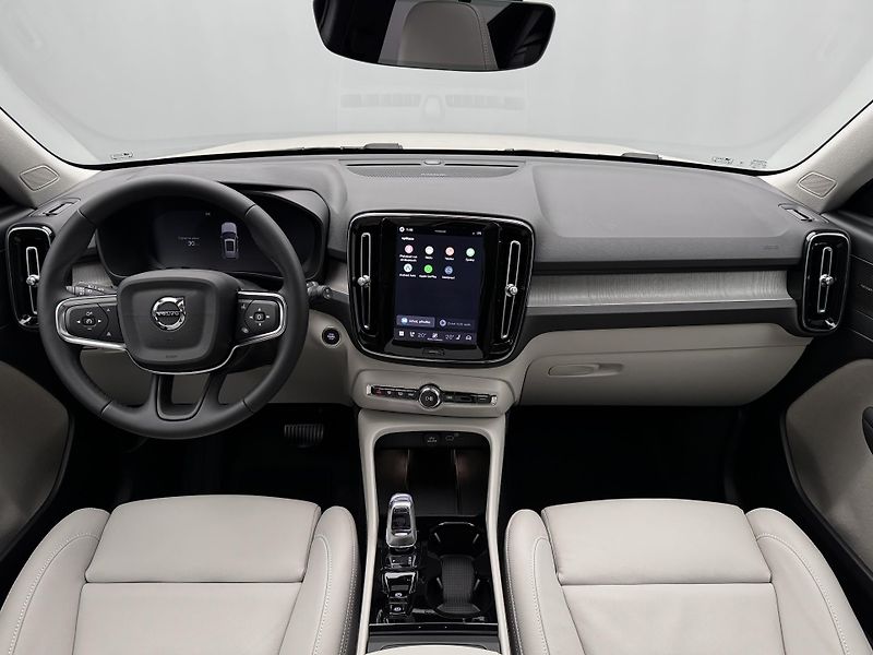 Volvo XC40 (2026) B3 AUT DARK ULTRA - fotka 2 z 21