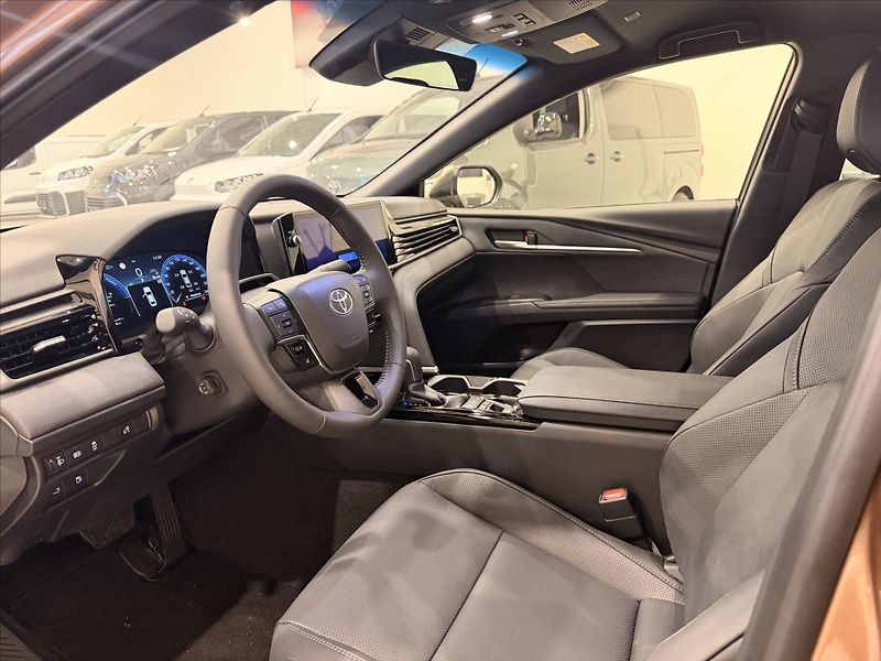 Toyota Camry (2025) 2,5 Hybrid 230k - Prestige - fotka 9 z 12