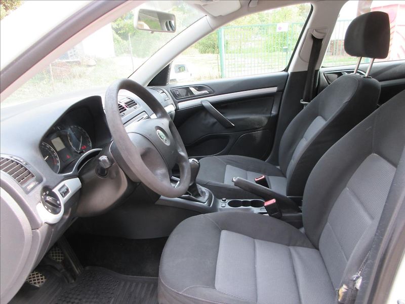 Škoda Octavia 1,6 i, 85Kw, Klima, Tažné. Nov - fotka 11 z 29
