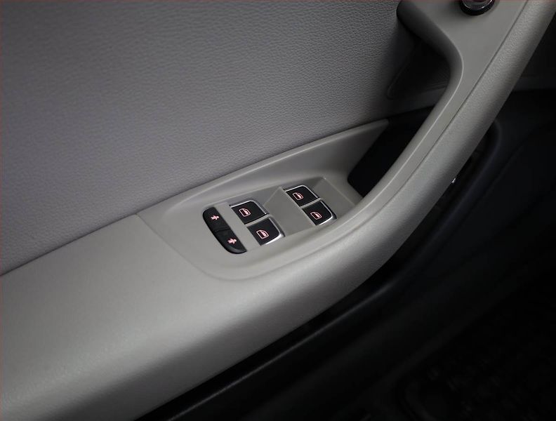 Audi A6 (2016) 2.0 TDI, Kůže, Navi, Bi-Xenony - fotka 15 z 17