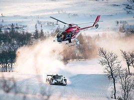 Švédský lyžař Jon Olsson tentokrát nevyrazil na sníh na lyžích. I za volantem mu to ale jde.