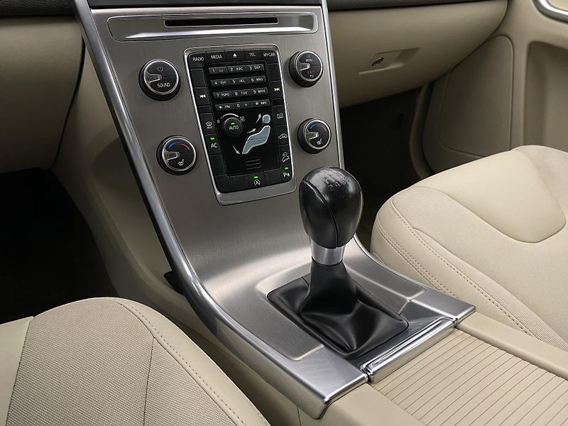 Volvo XC60 D4 AWD MOMENTUM CZ - fotka 26 z 45