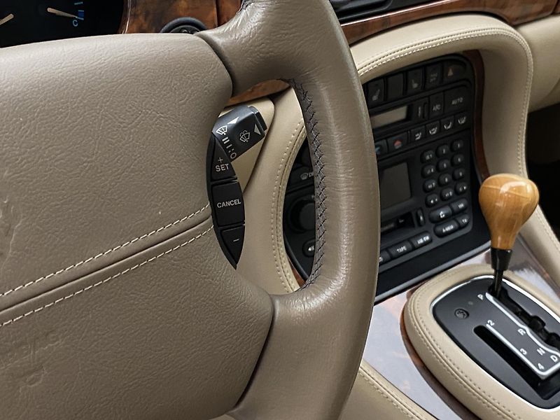 Jaguar XJ V8 4.0 SOVEREIGN AUT - fotka 20 z 31