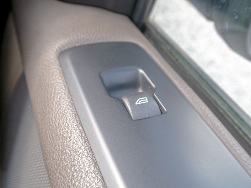 Land Rover Discovery (2012) 12/12 ČR 3.0D 188KW–1 MAJITEL - fotka 36 z 55