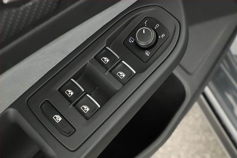 Volkswagen Golf (2022) R-Line 2.0 TDI, Kůže, Navi - fotka 20 z 22