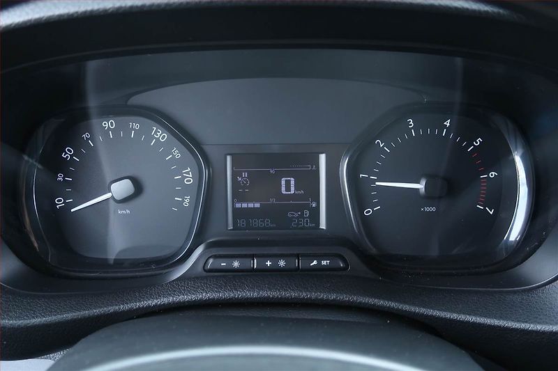 Opel Vivaro (2021) 2.0 CDTI, Bus, 9Míst, SR - fotka 11 z 16