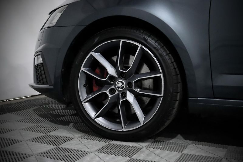 Škoda Octavia 3 FL 2.0 TSI 180 kW DSG RS - fotka 8 z 36
