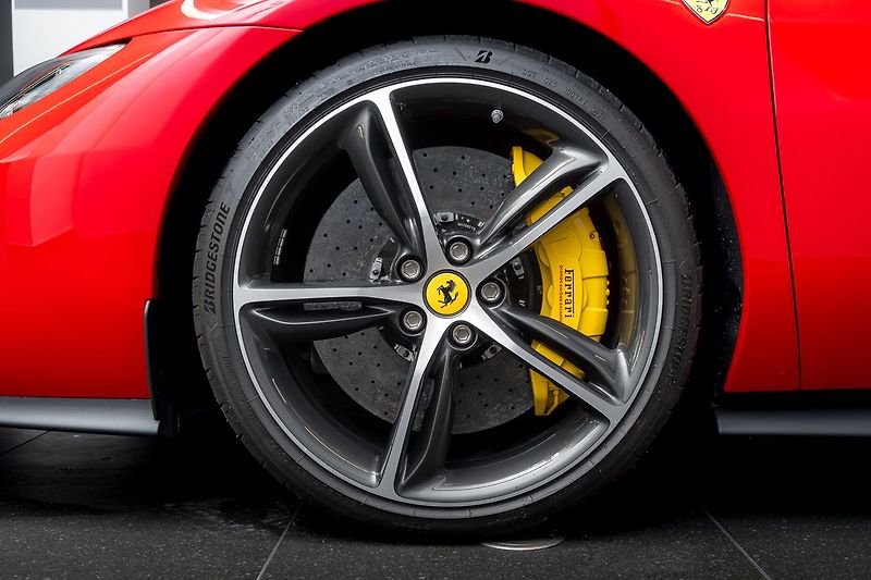 Ferrari 296 GTB Carplay/Lift/Carbon/Racing Sea - fotka 20 z 23