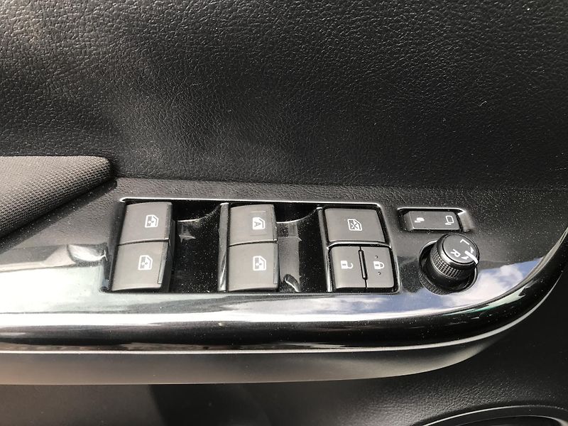 Toyota Hilux 2.4 D 110 ,4x4,AUT.ČR... - fotka 8 z 24