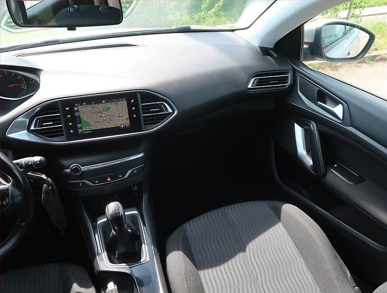 Peugeot 308 (2015) 1.2 e-THP, nová STK, zamluveno - fotka 8 z 14