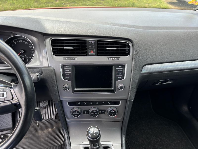 Volkswagen Golf 1.6 TDI 81KW VARIANT - fotka 16 z 23