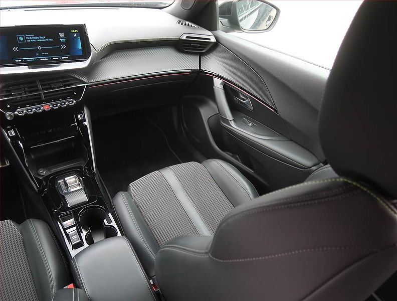 Peugeot 2008 (2022) GT 50 kWh, SoH 100% - fotka 8 z 22