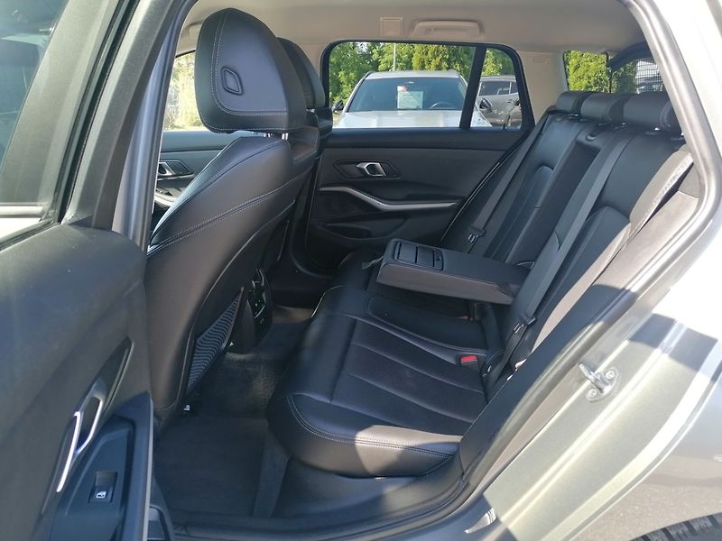 BMW Řada 3 (2022) 2.0 318D A/T Kůže - fotka 10 z 34