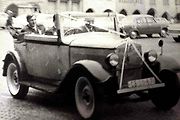 Fotografie našeho svatebního auta, obřad byl 12. 10. 1968 v Českých Budějovicích.