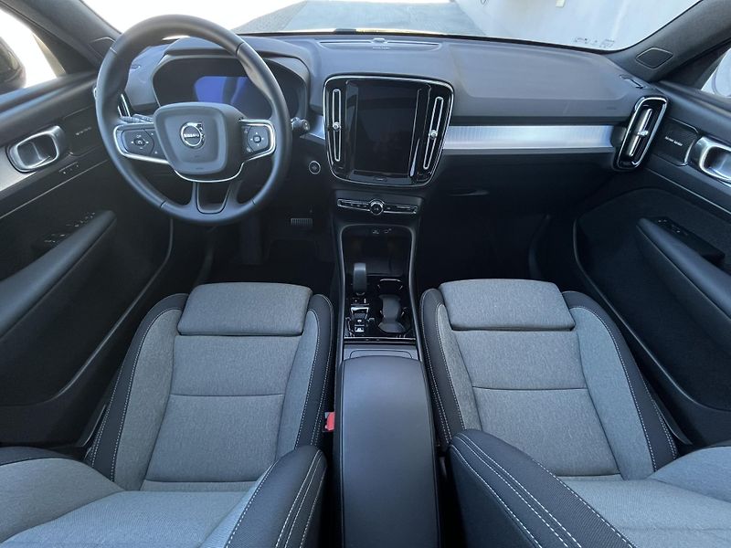 Volvo XC40 B3 FWD BE // 360 // kola - fotka 19 z 51