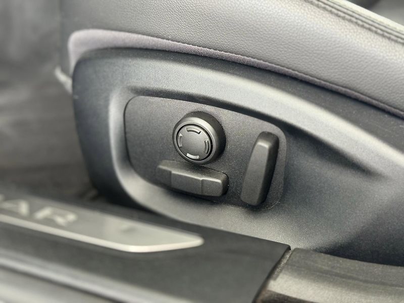 Jaguar XF 20d AUT*Panorama*Distronic - fotka 36 z 43