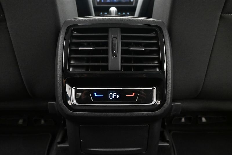 Volkswagen Passat 2,0 TDI 110kW DSG Business Zár - fotka 22 z 32