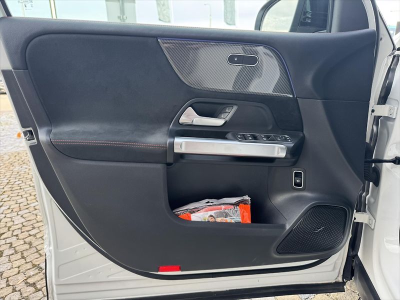 Mercedes-Benz GLB 200d 4MATIC AMG paket - fotka 4 z 33