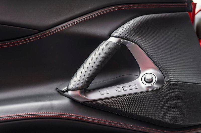 Ferrari 812 Superfast - fotka 13 z 22