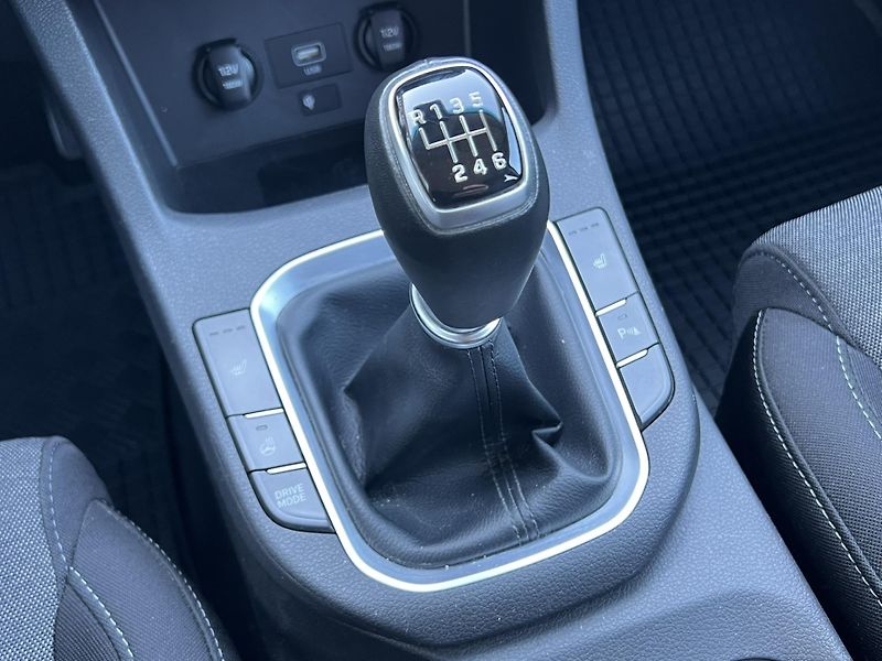 Hyundai i30 (2022) 1.5T-GDi 118kW SMART KAMERA - fotka 14 z 21