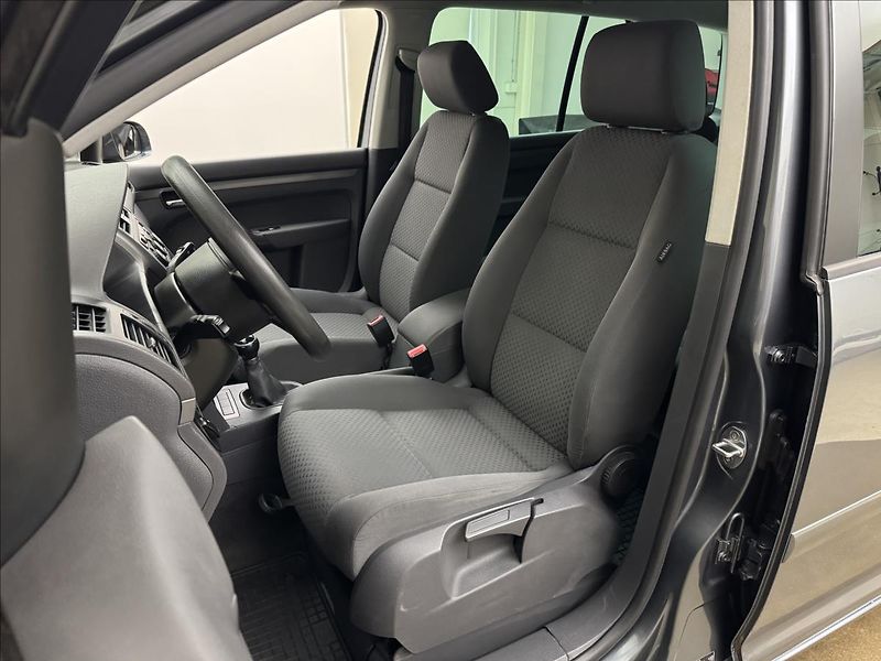 Volkswagen Touran 1,6 i 75kW AC NOVÉ PRAHY APOD. - fotka 21 z 29