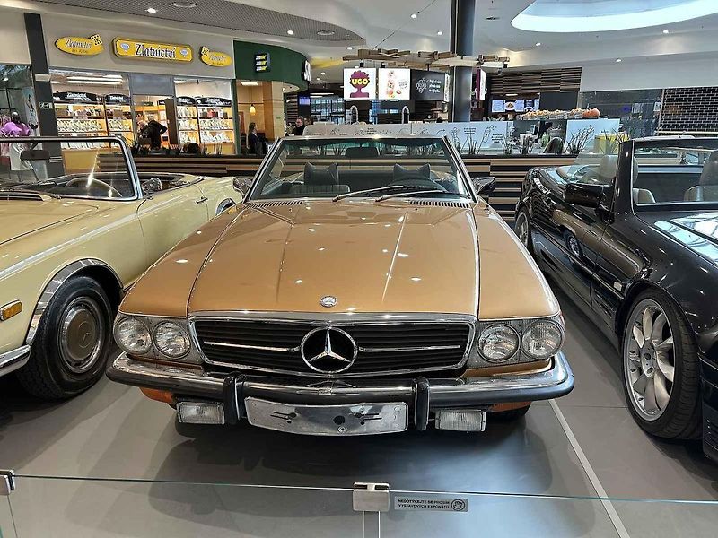Výstava vozidel Mercedes-Benz v Ostravě. V tomto jezdil fotbalový bouřlivák Tomáš Řepka.