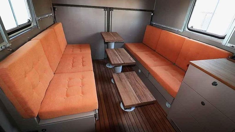 Automobil si umí poradit i s těžším terénem